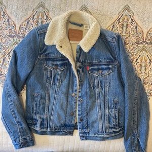 Levi’s women’s sherpa denim jacket size small